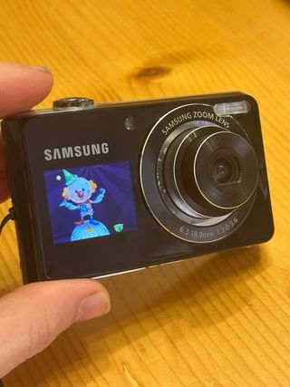 Cámara Samsung PL100 12.2MP con Pantalla Selfie