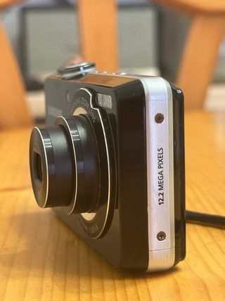 Cámara Samsung PL100 12.2MP con Pantalla Selfie