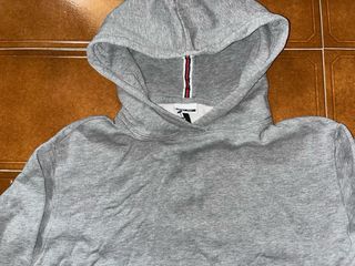Sudadera Gris con Capucha