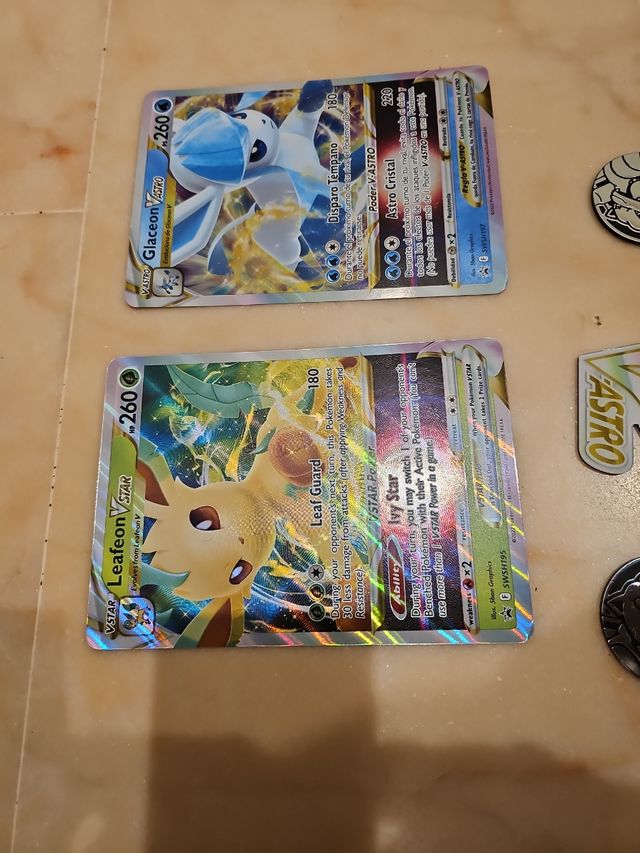 2 Cartas Pokémon Grandes Glaceon VSTAR y Leafeon V