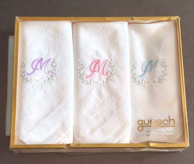 Sciarpe GUASCH ricamate con iniziale M