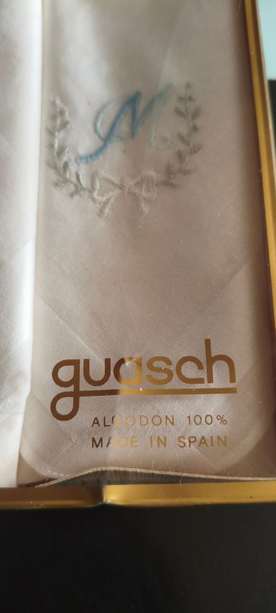 Sciarpe GUASCH ricamate con iniziale M