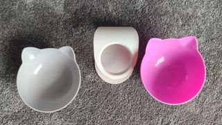 Comedouro e bebedouro para gatos: rosa e cinzento