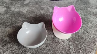 Comedouro e bebedouro para gatos: rosa e cinzento