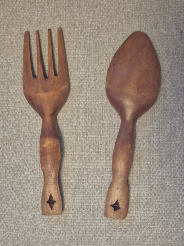 Set di posate in legno con manici intagliati.