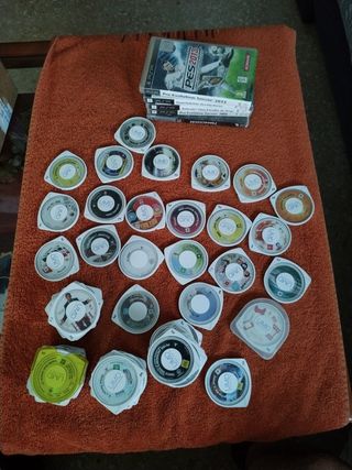 Lote 63  Juegos PSP UMD

Y 5 cajas vacías 