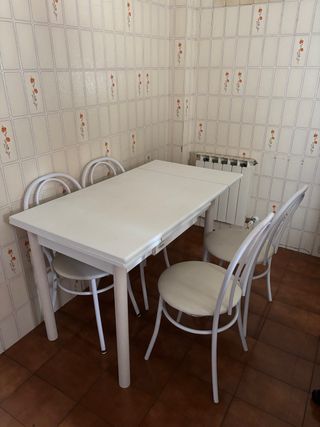 Mesa extensible y 6 sillas de cocina blancas