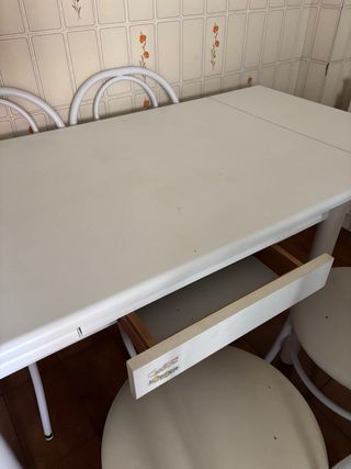 Mesa extensible y 6 sillas de cocina blancas