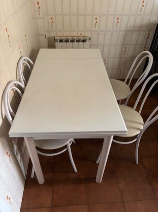 Mesa extensible y 6 sillas de cocina blancas