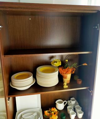 VITRINA ELEGANTE DE MADERA Y CRISTAL