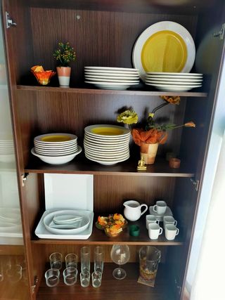 VITRINA ELEGANTE DE MADERA Y CRISTAL