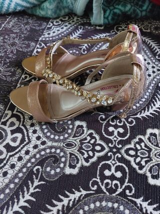 Zapatos de tacón dorados con pedrería