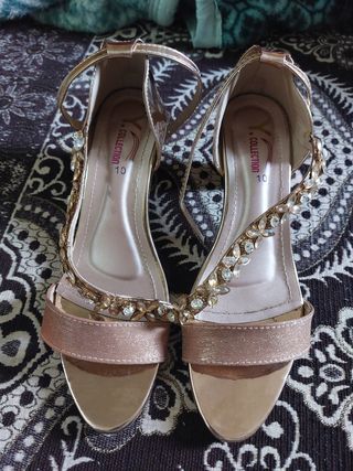 Zapatos de tacón dorados con pedrería