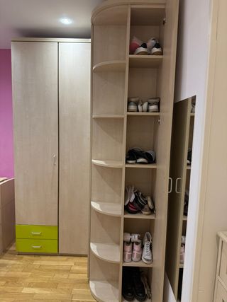 Mobile ad angolo in legno con ampio contenitore