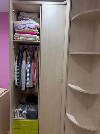 Mobile ad angolo in legno con ampio contenitore