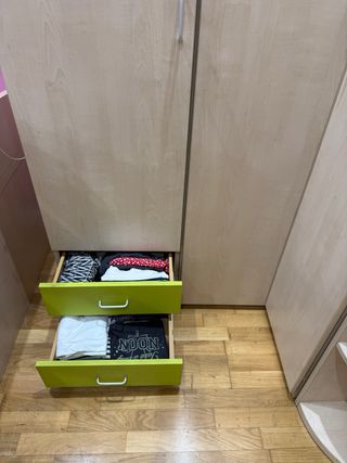 Mobile ad angolo in legno con ampio contenitore