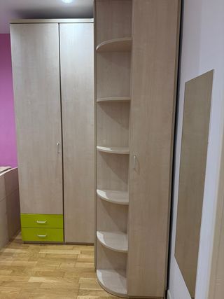 Mobile ad angolo in legno con ampio contenitore