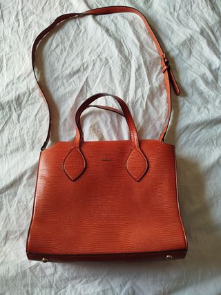 Bolso de mano naranja con textura