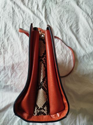 Bolso de mano naranja con textura