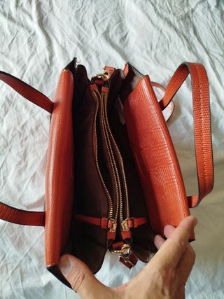 Bolso de mano naranja con textura