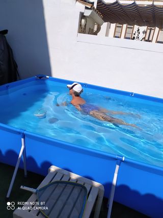 Piscina Azul y Blanca 