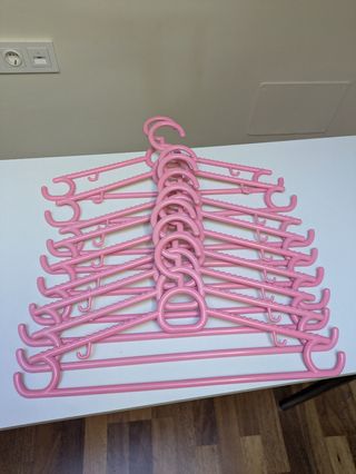 Perchas rosas de plástico