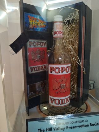 Botella Popov Vodka Regreso al Futuro