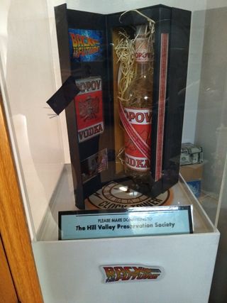 Botella Popov Vodka Regreso al Futuro