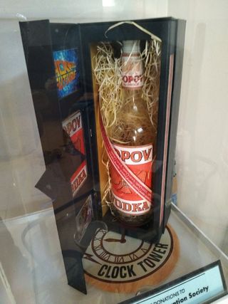 Botella Popov Vodka Regreso al Futuro