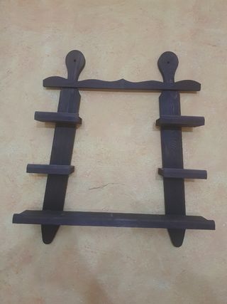 Estantería de madera oscura