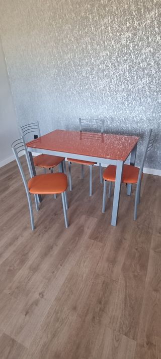 Mesa de cocina + 4 sillas 