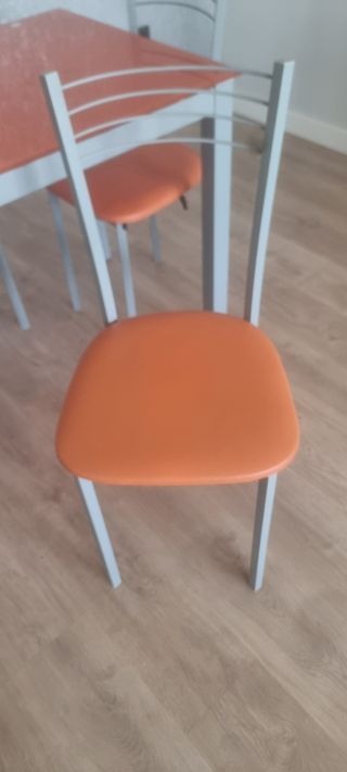 Mesa de cocina + 4 sillas 