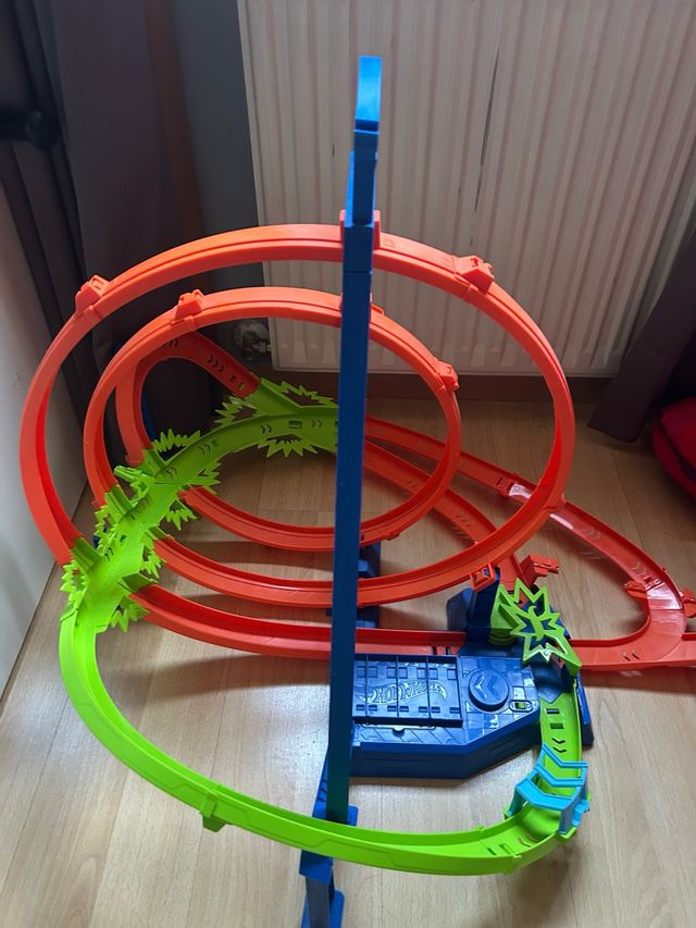 Pista Hot Wheels con 2 loopings