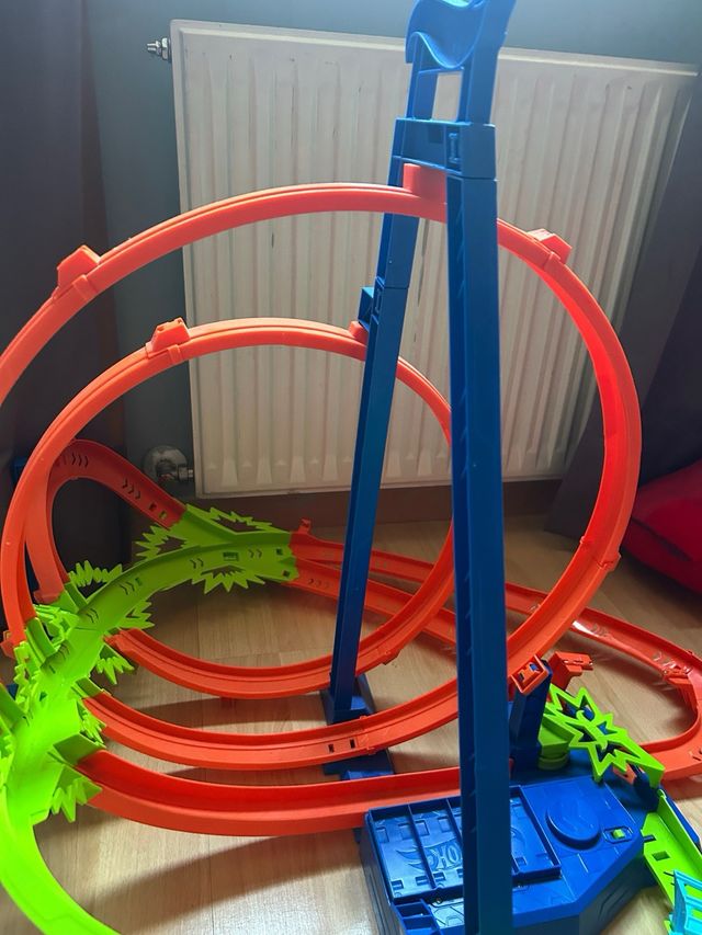 Pista Hot Wheels con 2 loopings