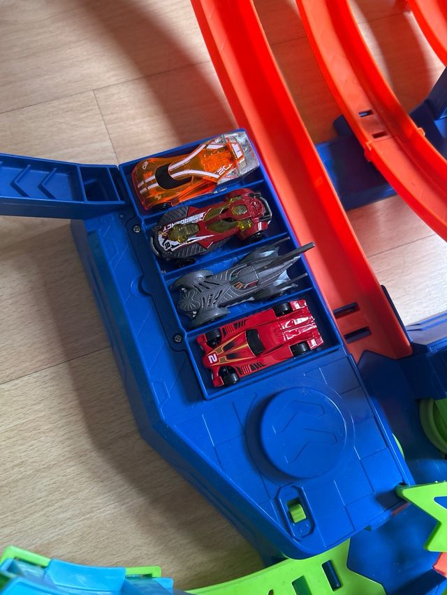 Pista Hot Wheels con 2 loopings