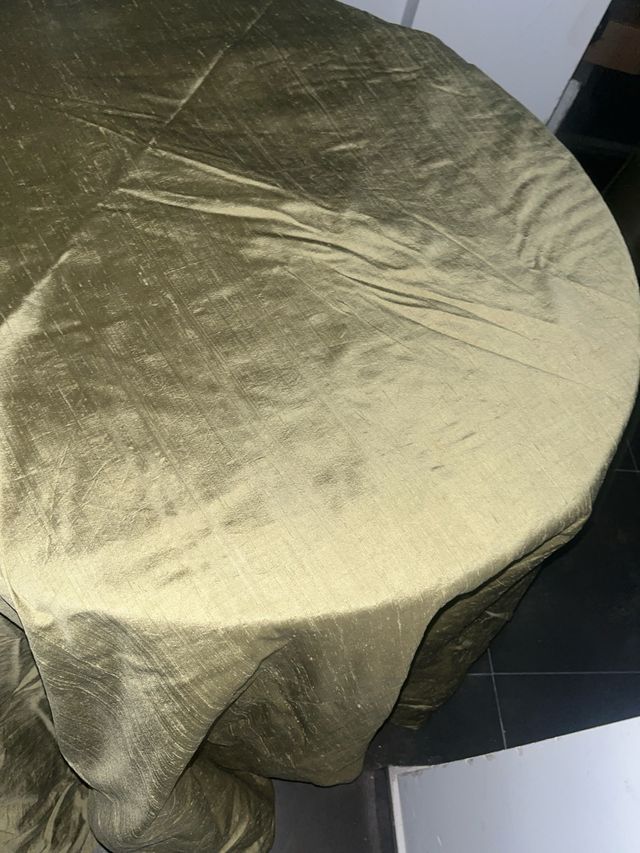 Mesa camilla verde tela de seda salvaje preciosa,