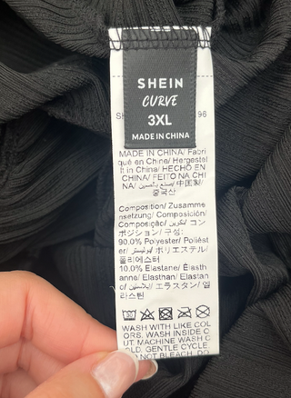 camiseta negra cruzada con escote en pico canale