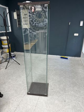 Vitrina expositor de cristal y madera