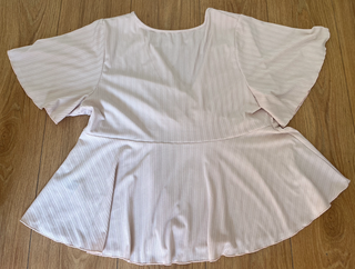 camiseta rosa cruzada con escote en pico canale