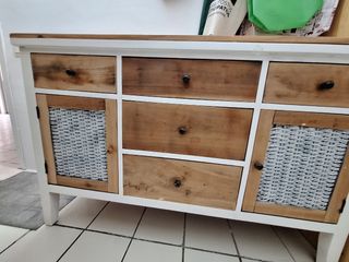 Cómoda de madera con detalles de mimbre