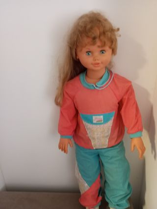 Muñeca vintage con ropa deportiva
