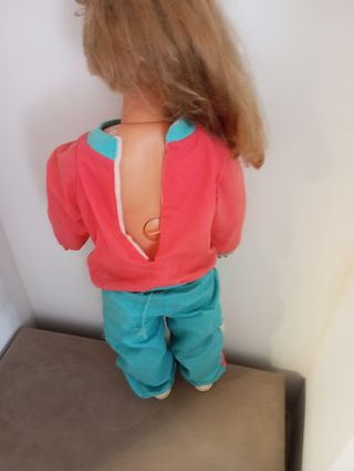 Muñeca vintage con ropa deportiva