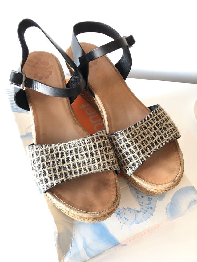 Sandalias cuña mujer beige y negras