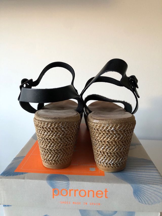 Sandalias cuña mujer beige y negras