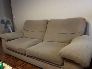 2 sofás de tela color beige