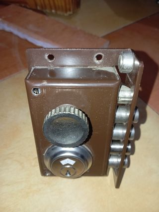 Cerradura de seguridad marrón