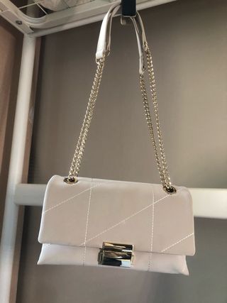Bolso Parfois crema con cadena dorada
