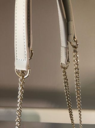 Bolso Parfois crema con cadena dorada
