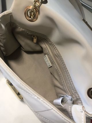 Bolso Parfois crema con cadena dorada
