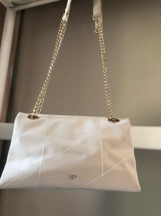 Bolso Parfois crema con cadena dorada